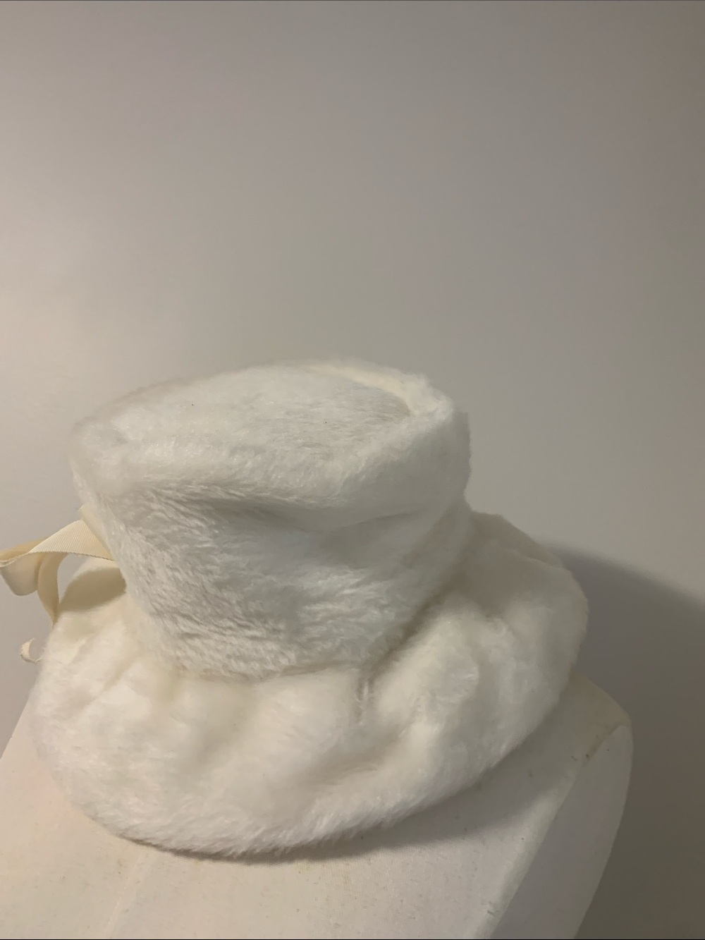 Vintage faux fur white womans hat - Picture 2 of 6
